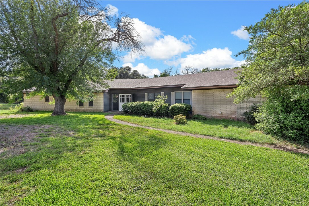 Property Photo:  508 W Spring Valley Road  TX 76643 