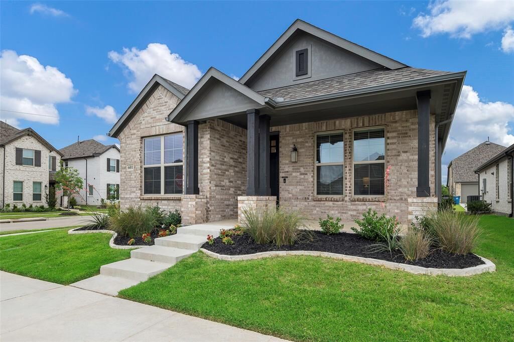 Property Photo:  601 Lamp Post Lane  TX 76226 