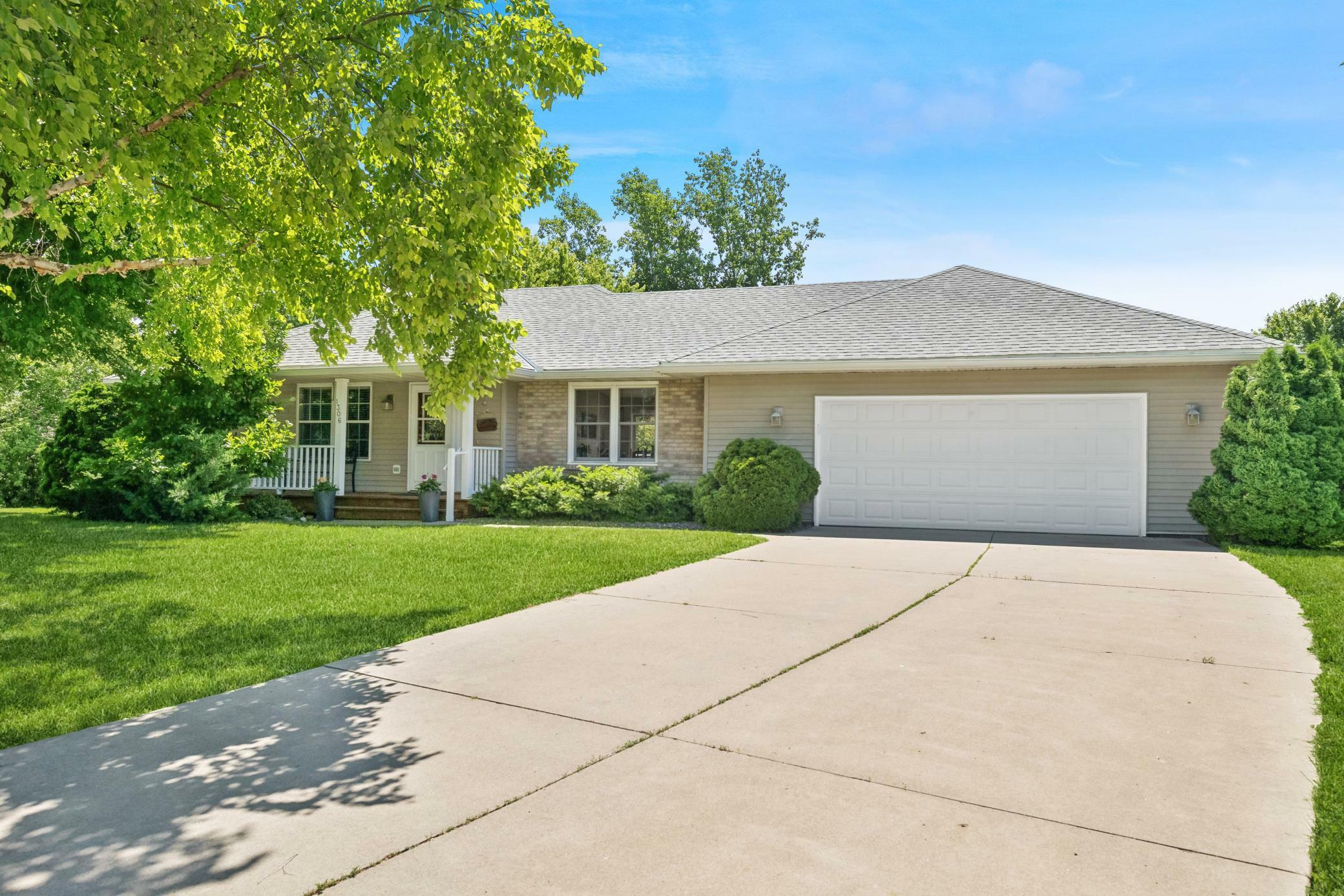 Property Photo:  1306 Lakeside Circle  MN 55313 