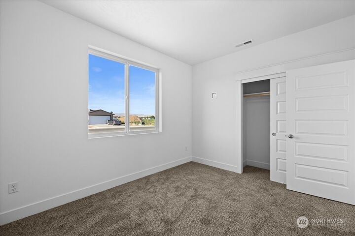 Property Photo:  1127 E Cascade Street  WA 99344 