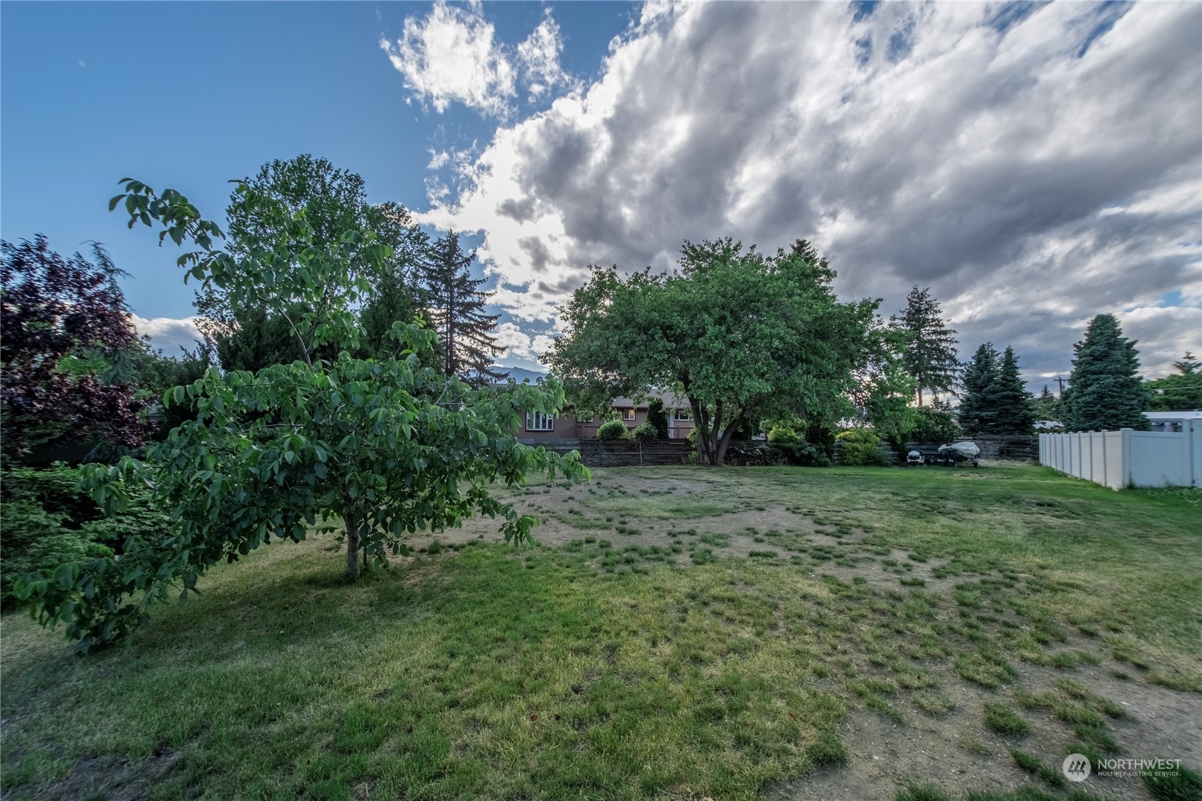 Property Photo:  1410 N Capri Drive  WA 98802 