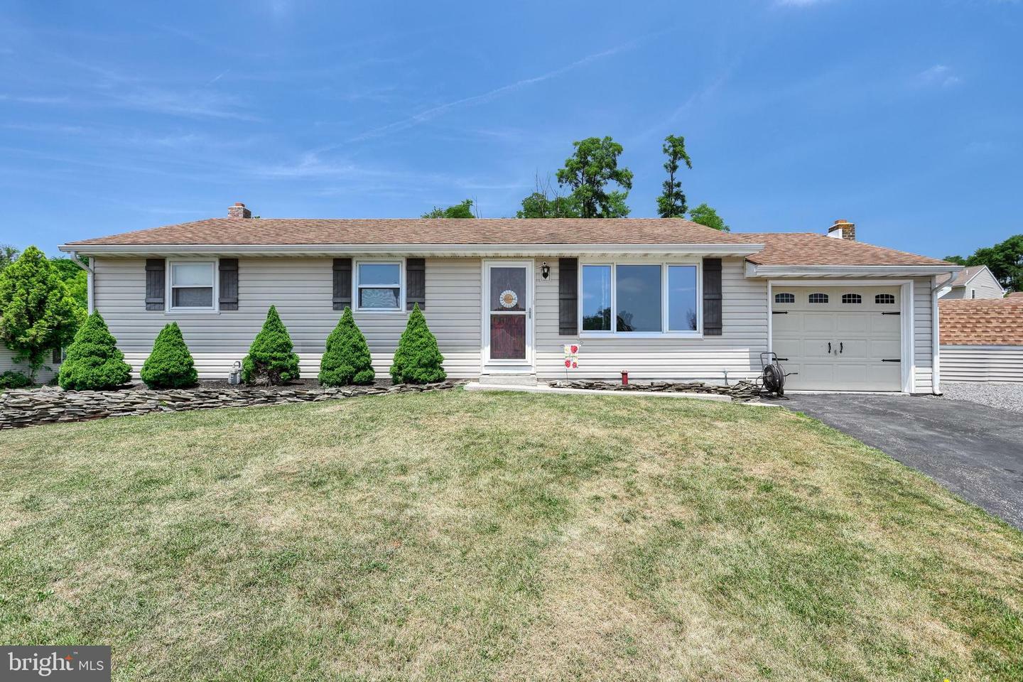 Property Photo:  29 Fuller Court  PA 17315 