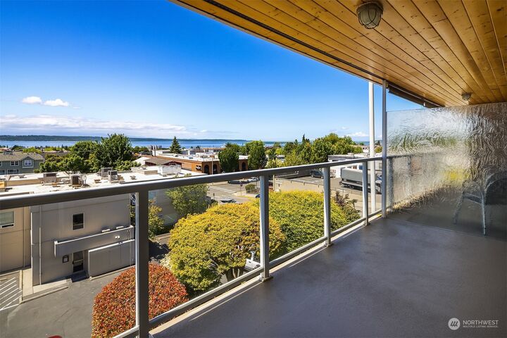 Property Photo: 520 Maple Street 203 WA 98020