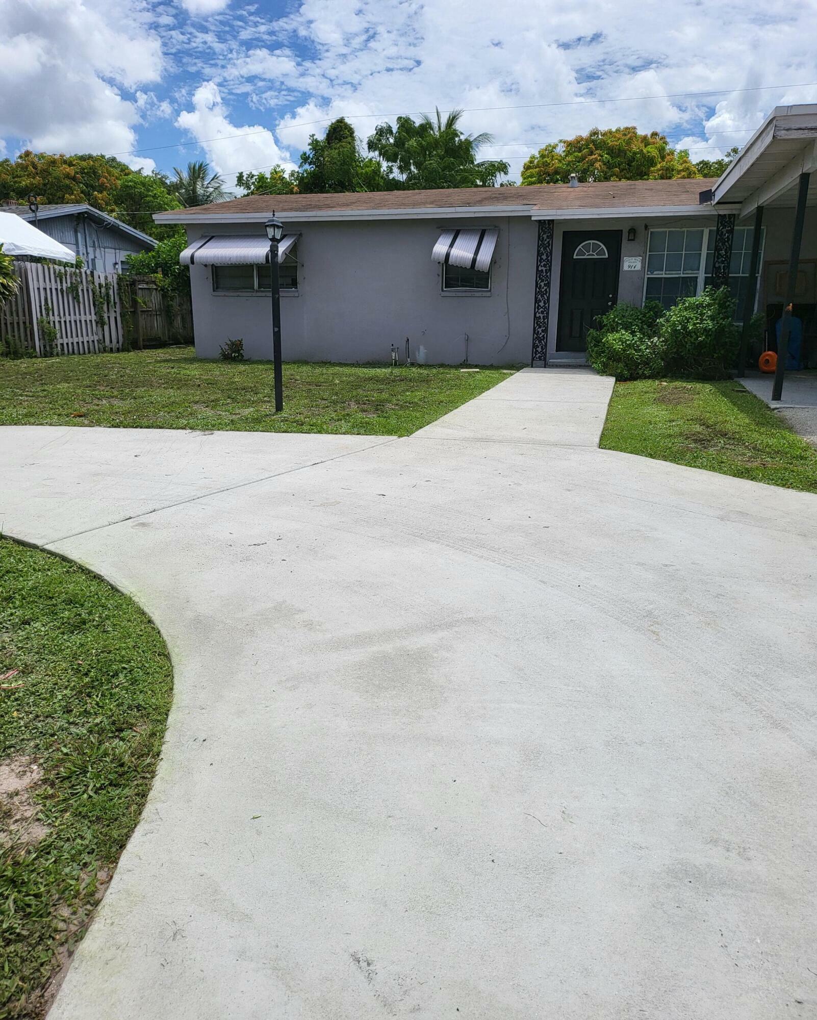 Property Photo:  914 SW 11th Terrace  FL 33444 