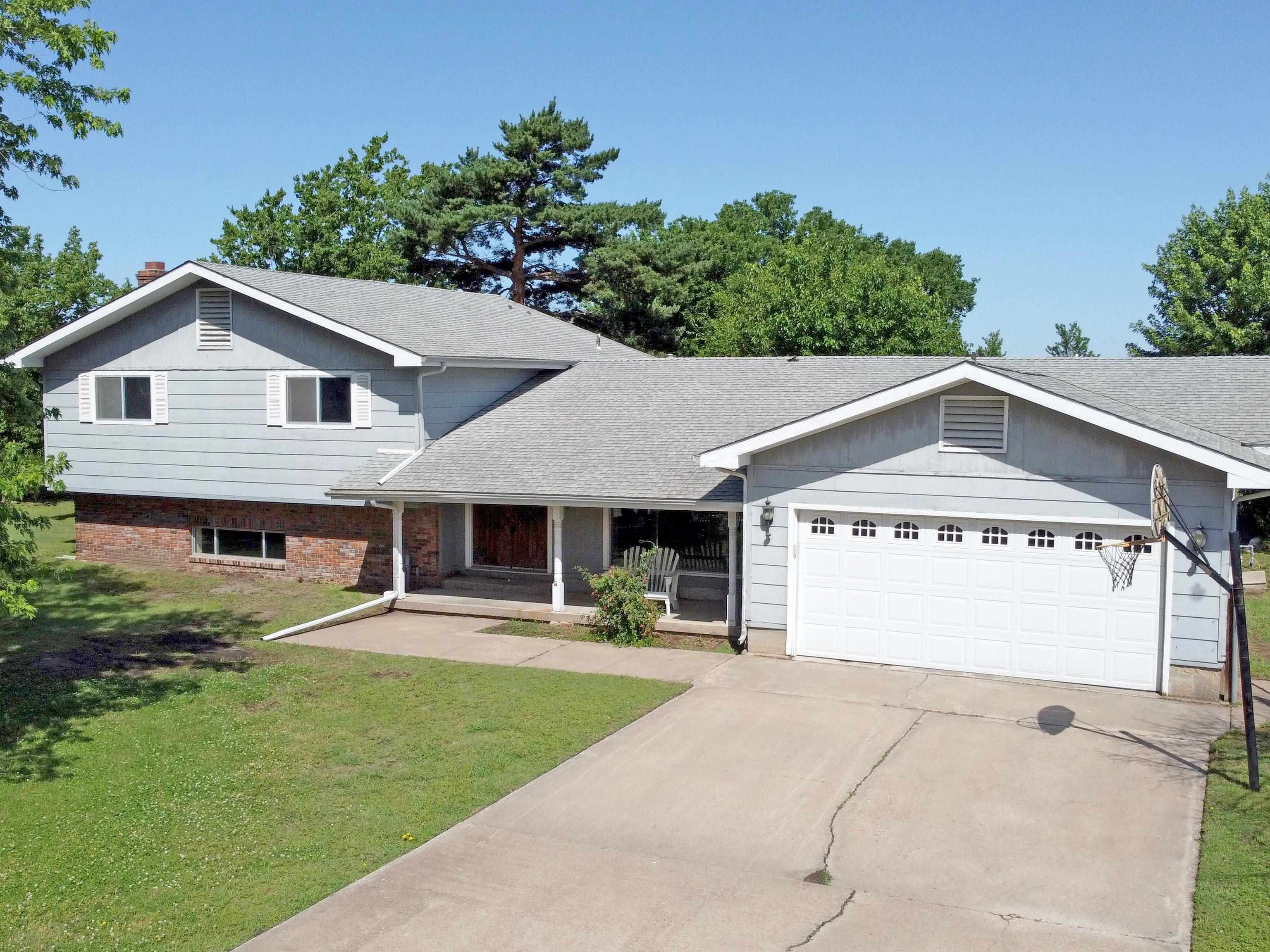 Property Photo:  1111 W 16th St  KS 67152 