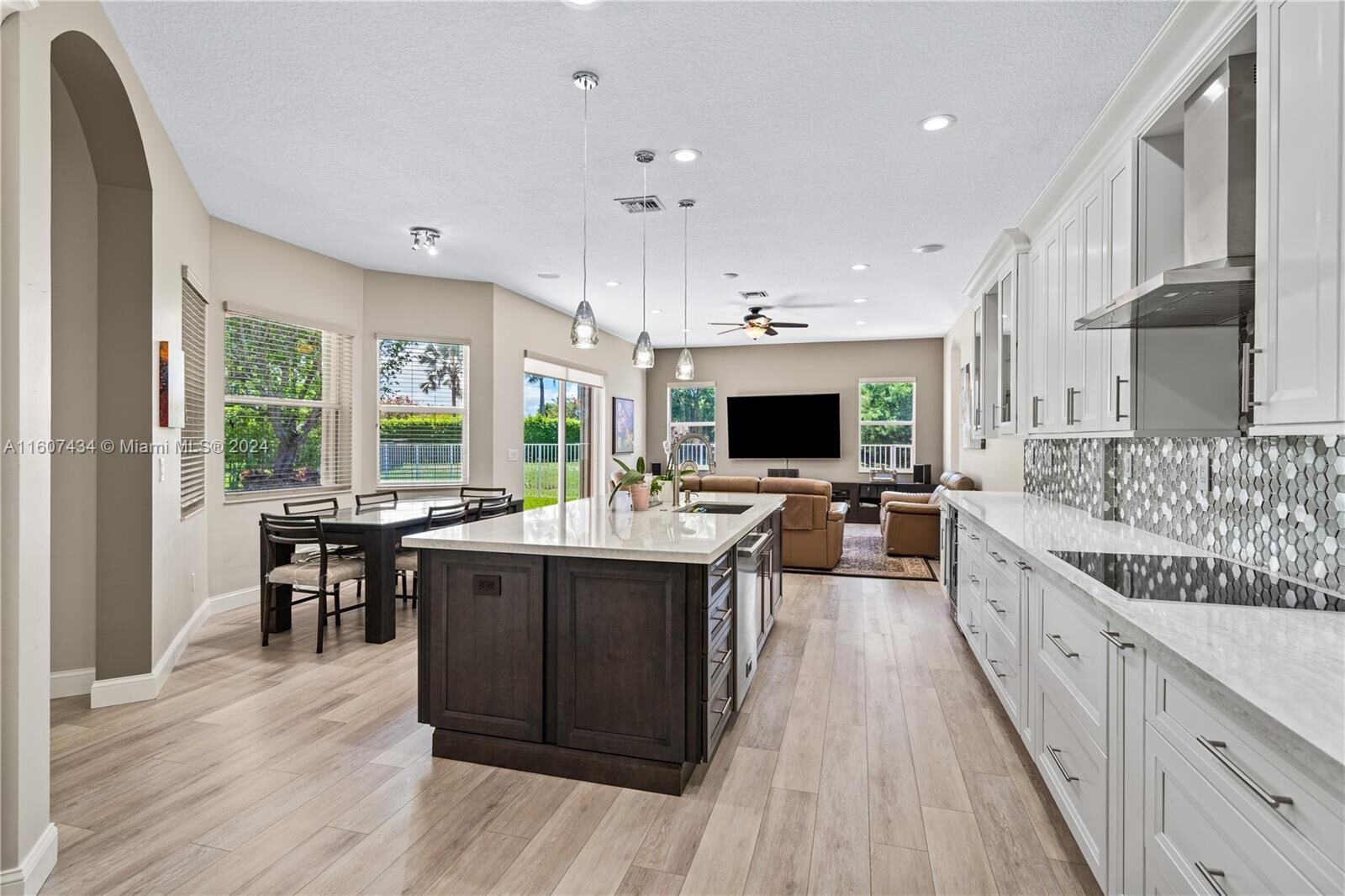 Property Photo: 3695 W Gardenia Ave FL 33332