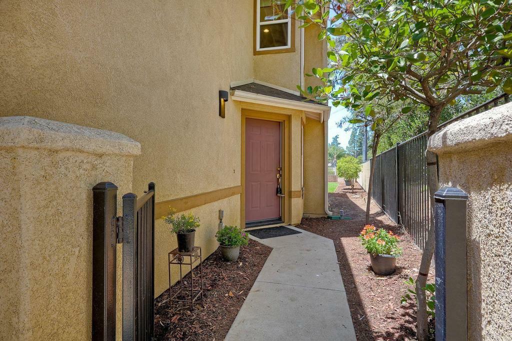 Property Photo:  1902 Arbor Gln  CA 92025 