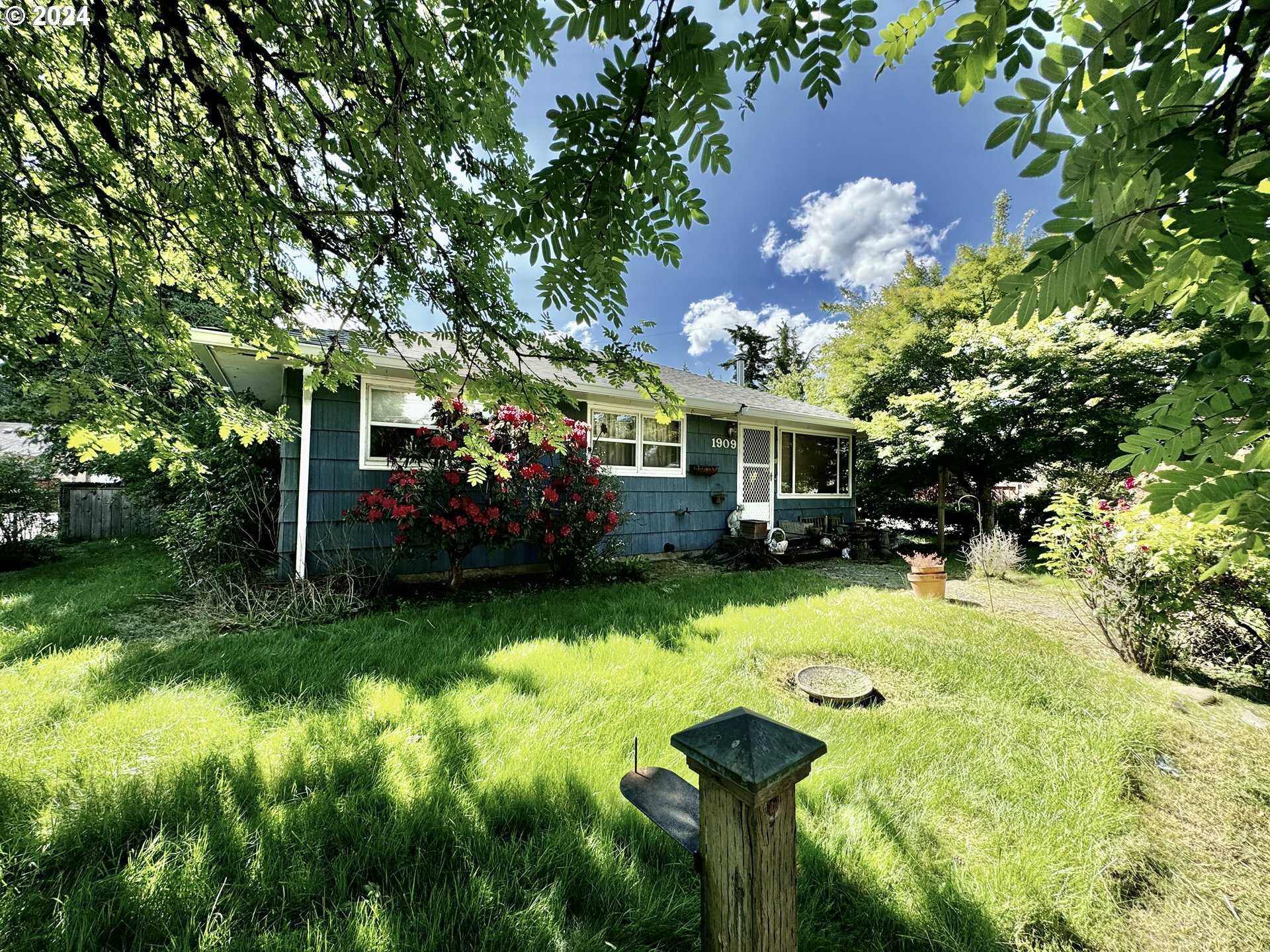 Property Photo:  1909 SE 117th Ave  OR 97216 