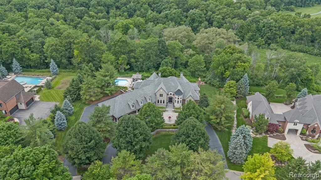 Property Photo:  2456 Pond Vallee Drive  MI 48363 2946 