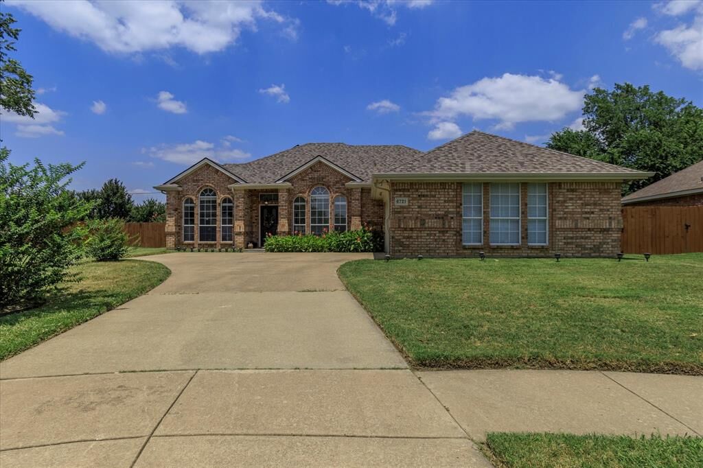 Property Photo:  6721 S Brittany Park Court  TX 76182 