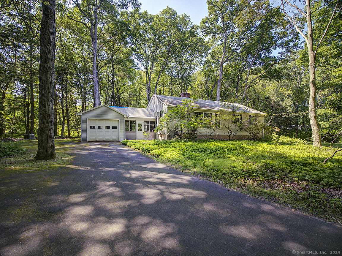 Property Photo:  33 White Oak Lane  CT 06525 