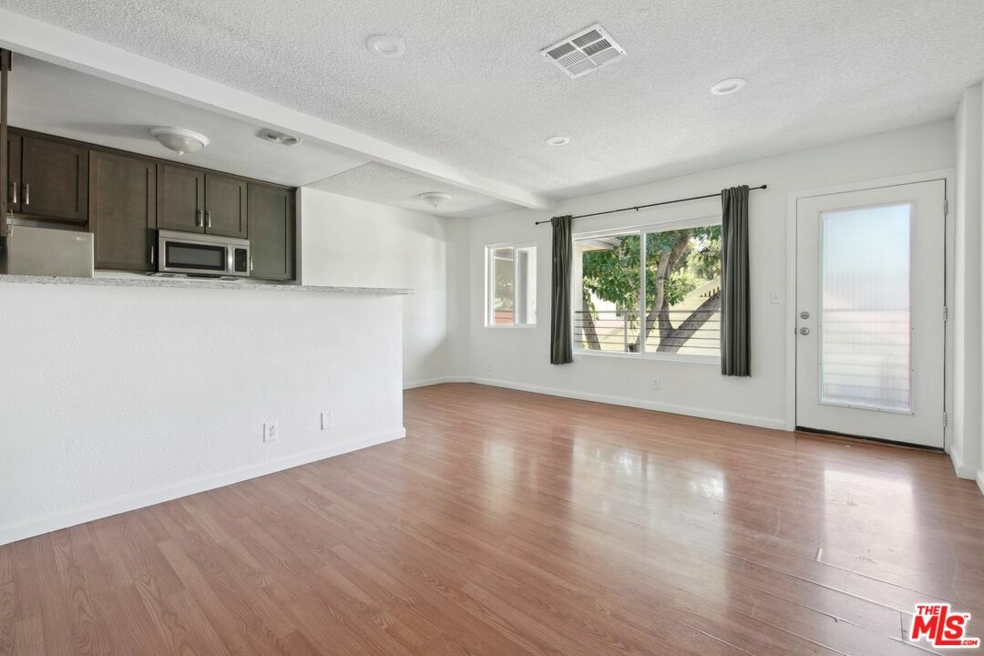 Property Photo: 6612 De Longpre Ave 4 CA 90028