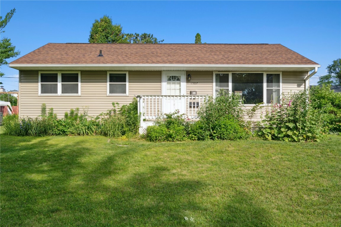 Property Photo:  1507 Memorial Drive SE  IA 52403 