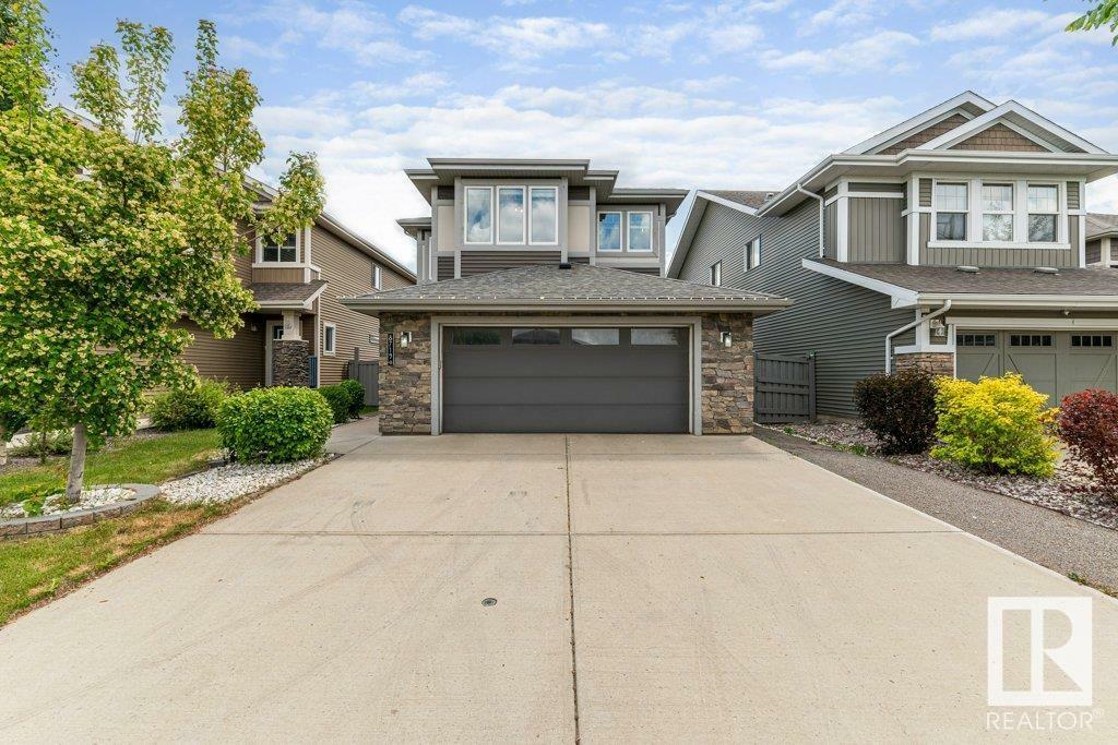 Photo de la propriété:  8719 218 Street NW  AB T5T 4R7 