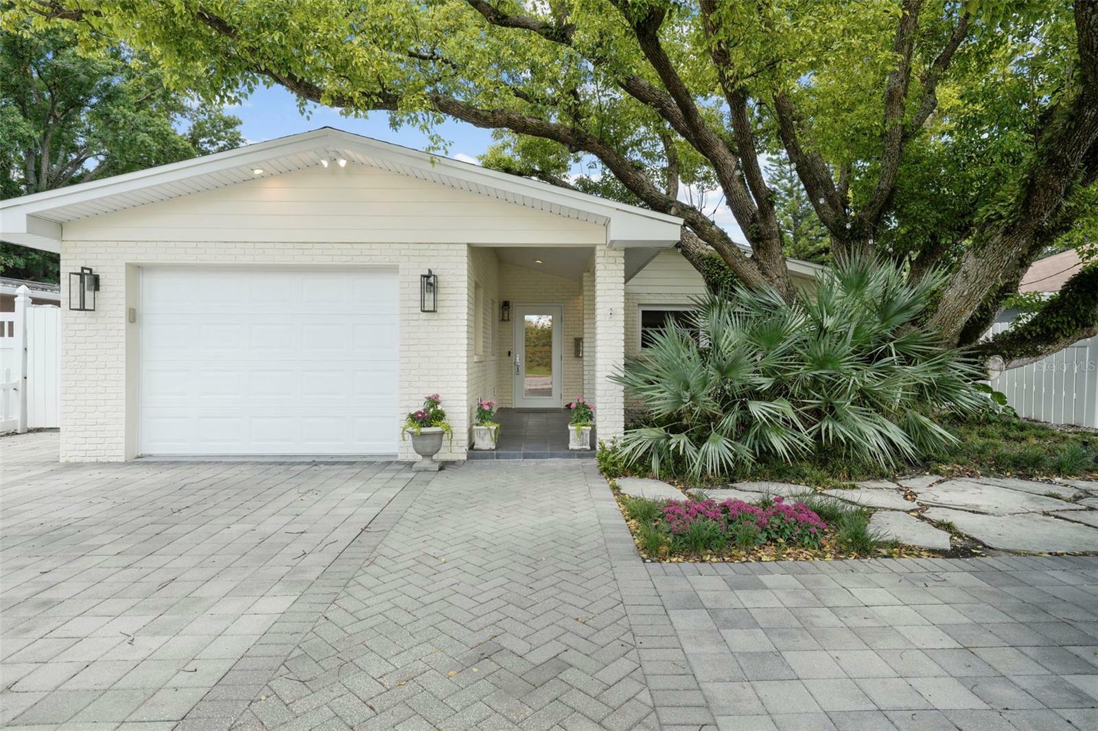 Property Photo:  520 E Davis Boulevard  FL 33606 