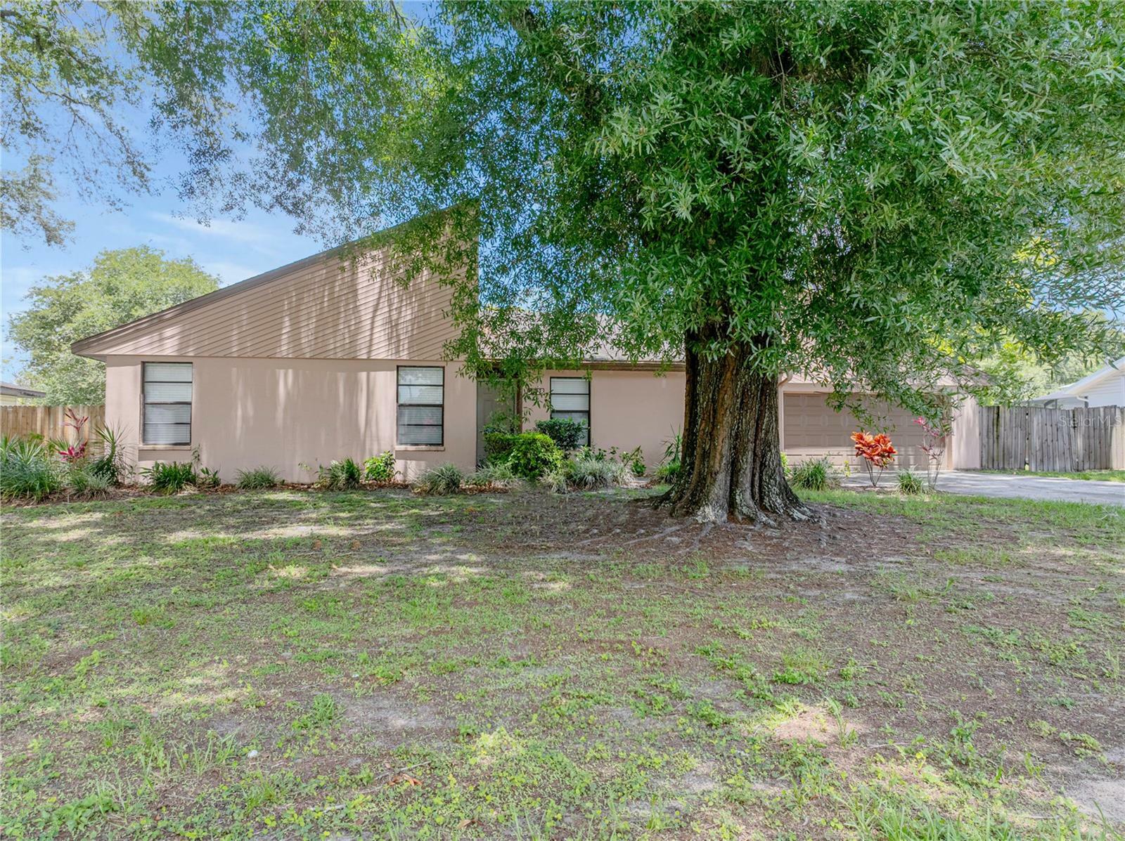 Property Photo:  3628 Royal Crest Drive  FL 33812 