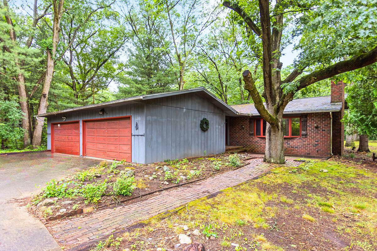 Property Photo:  19670 Catalpa Drive  MI 49117 