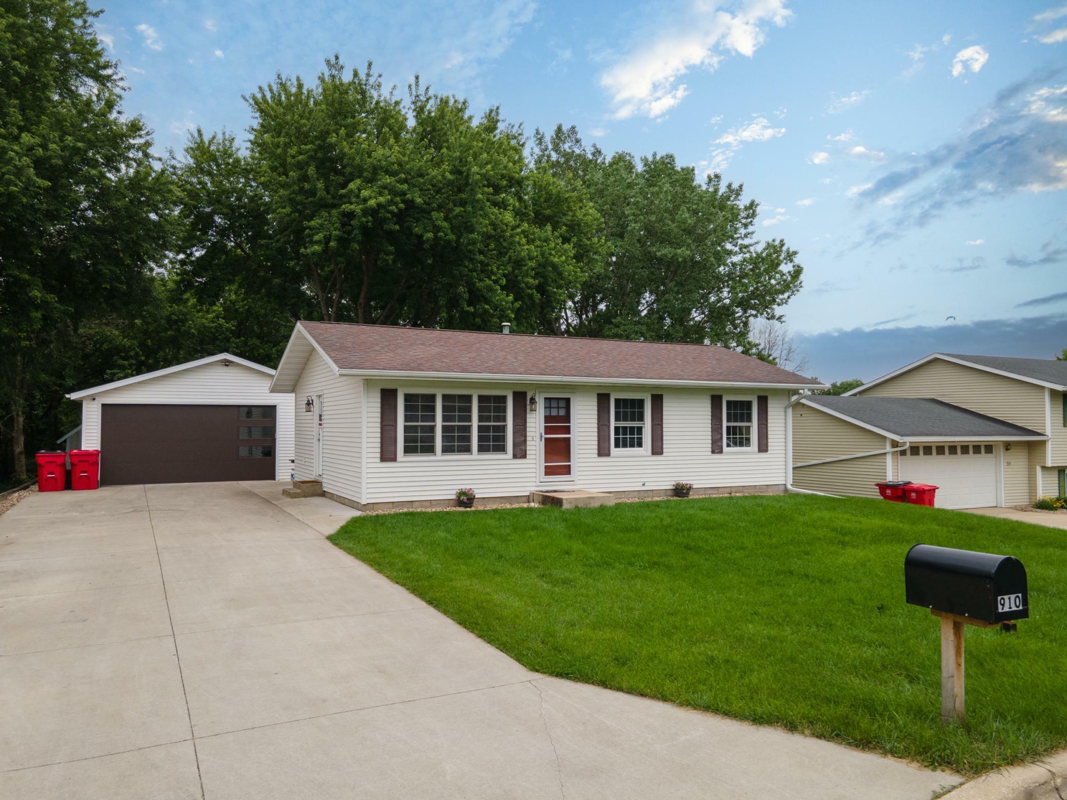 Property Photo:  910 NW Walnut Street  MN 55955 