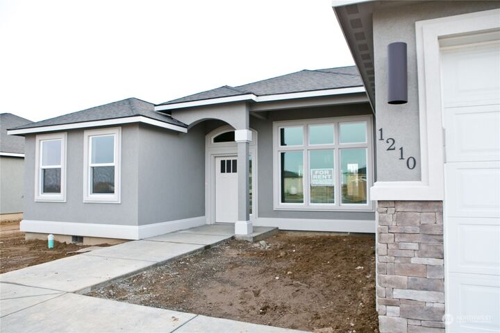 Property Photo:  1122 E Cascade Street  WA 99344 