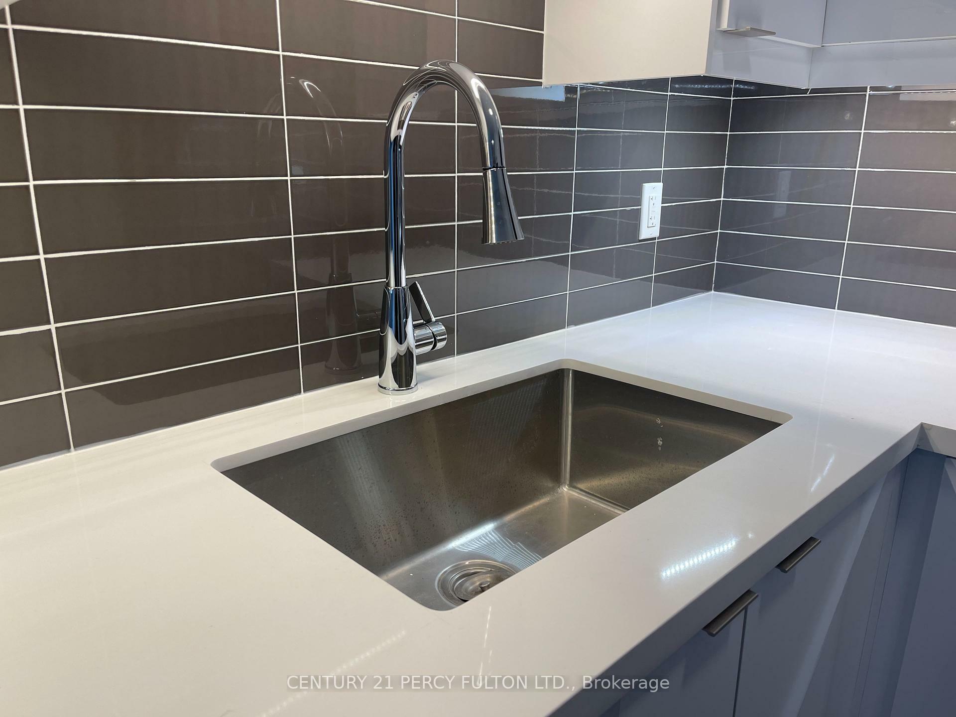 Photo de la propriété:  18 Cavell Avenue 8  ON M8V 1P2 