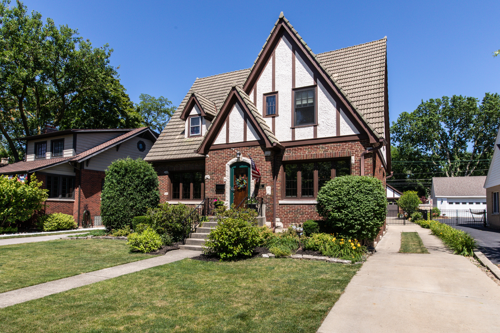 Property Photo: 805 Courtland Avenue IL 60068