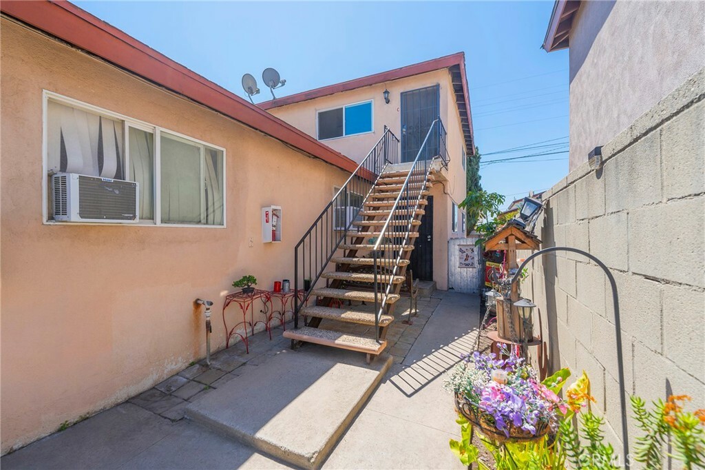 Property Photo:  1118 E O Street  CA 90744 