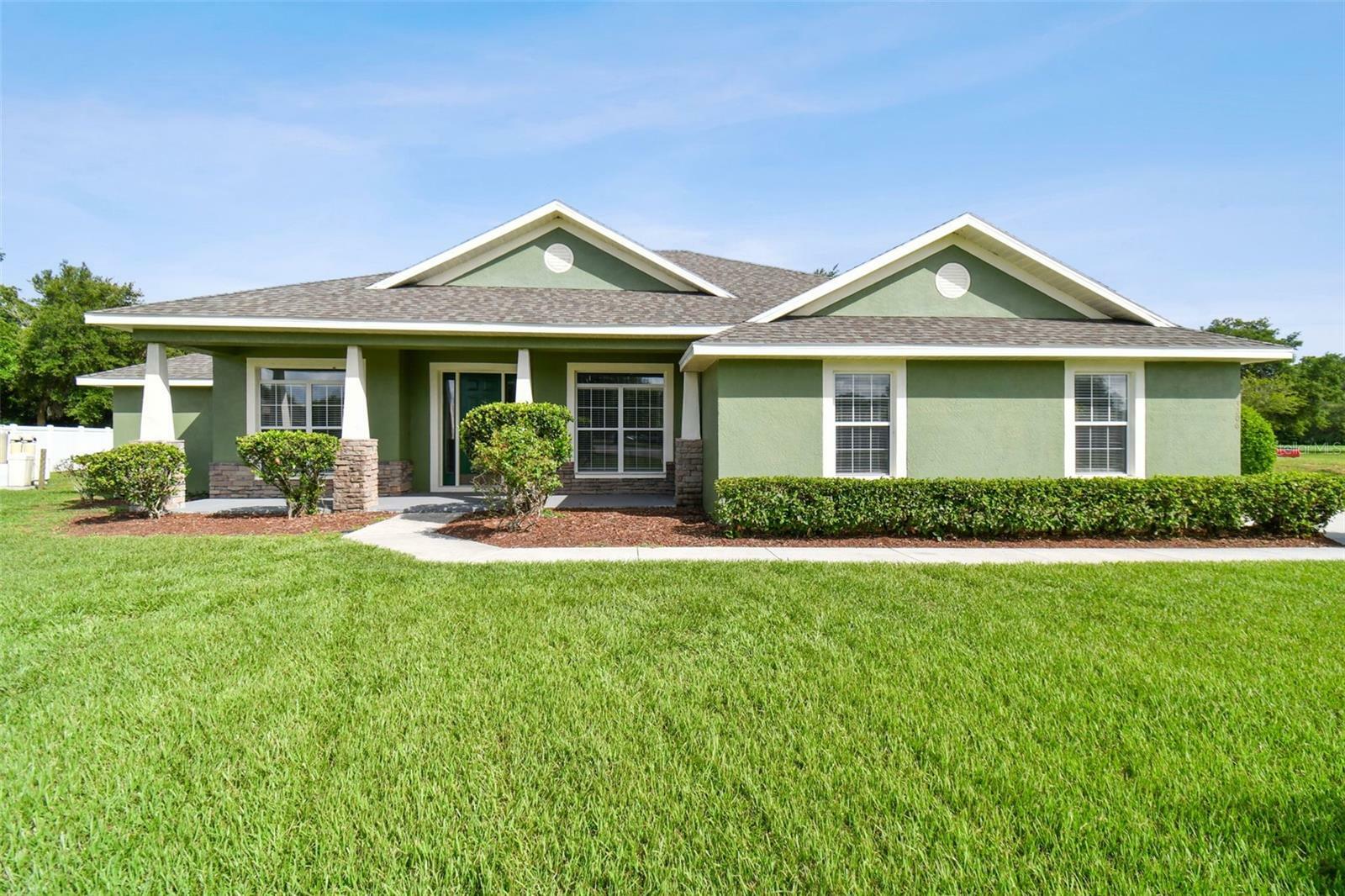 Property Photo:  3206 Duchess Court  FL 33565 