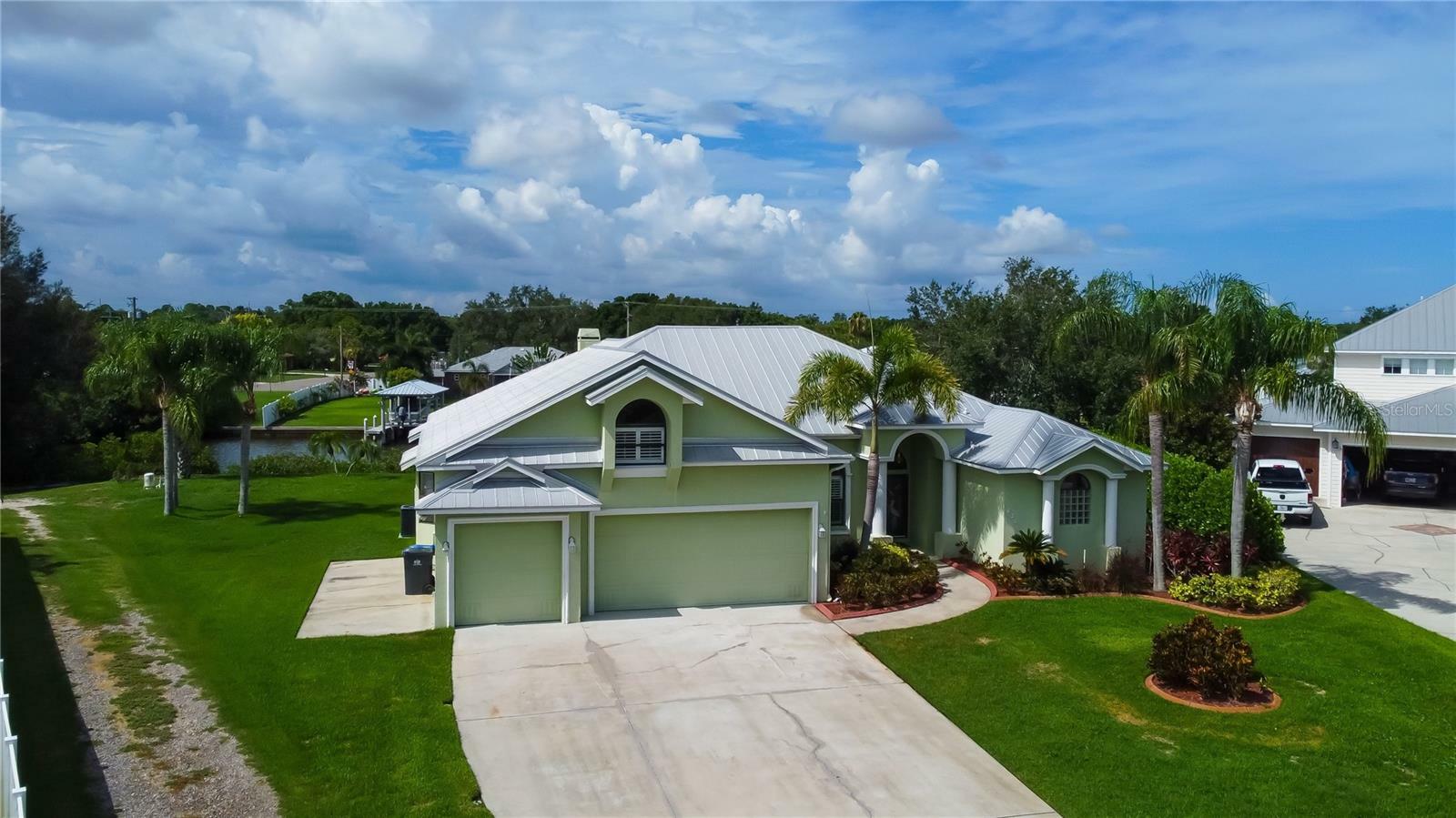 Property Photo:  433 Island Cay Way  FL 33572 