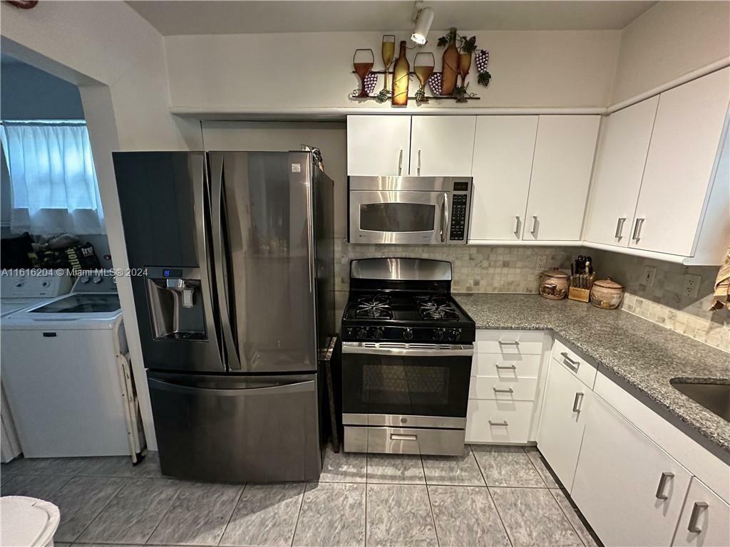 Property Photo:  1125 N 14th Ave  FL 33020 