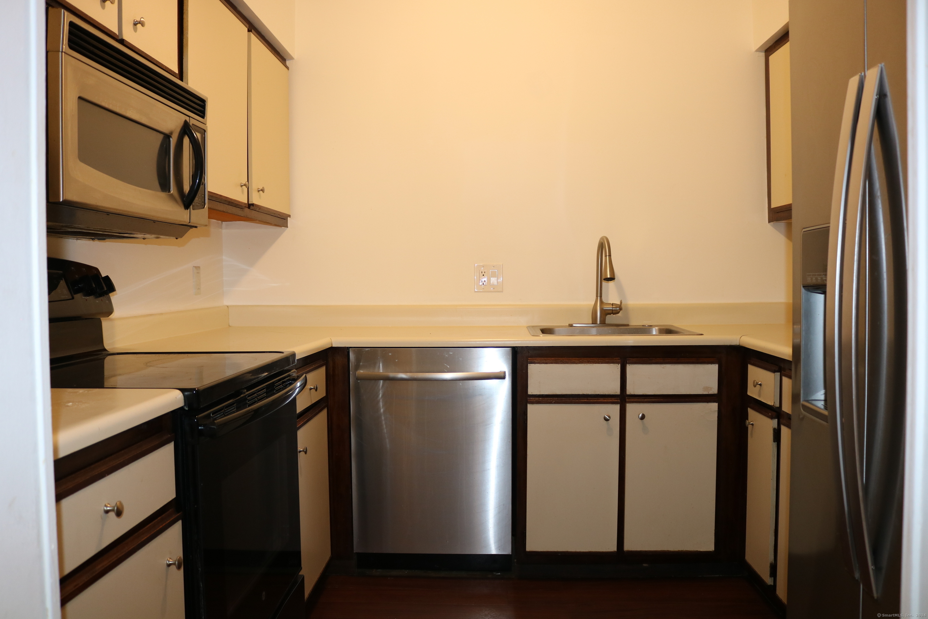 Property Photo:  37 Greenwich Avenue Apt 3-10  CT 06902 