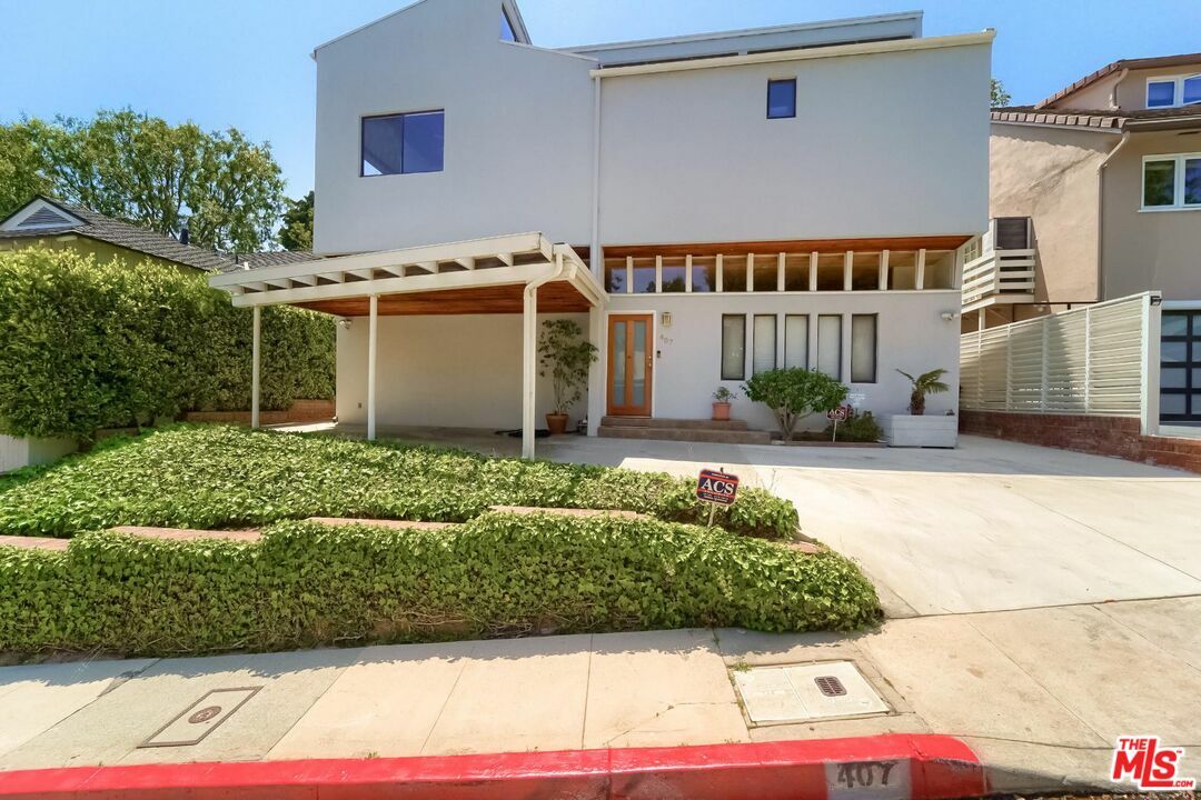 Property Photo:  407  N Skyewiay Rd  CA 90049 