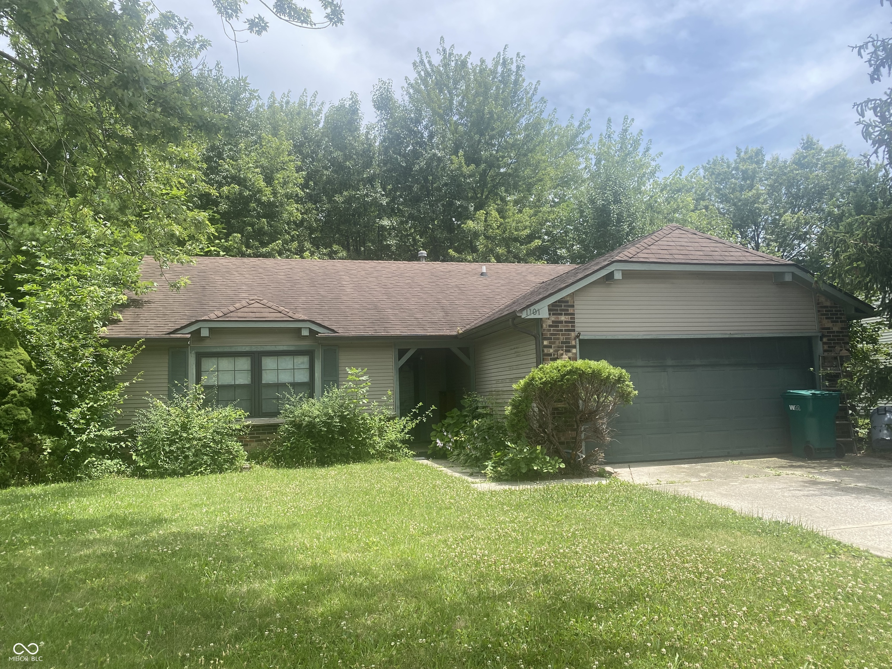 Property Photo:  1101 Briarwood Drive  IN 46112 