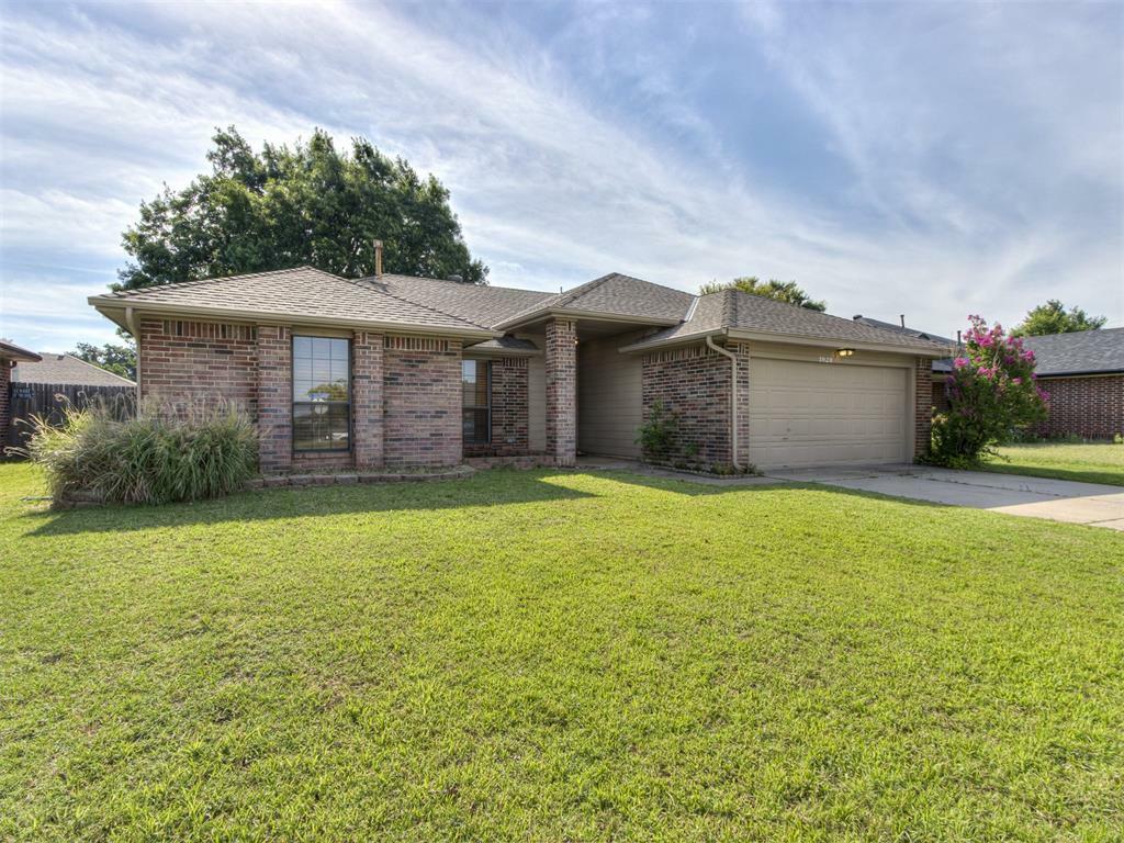 Property Photo: 1928 Oakwood East Boulevard OK 73130