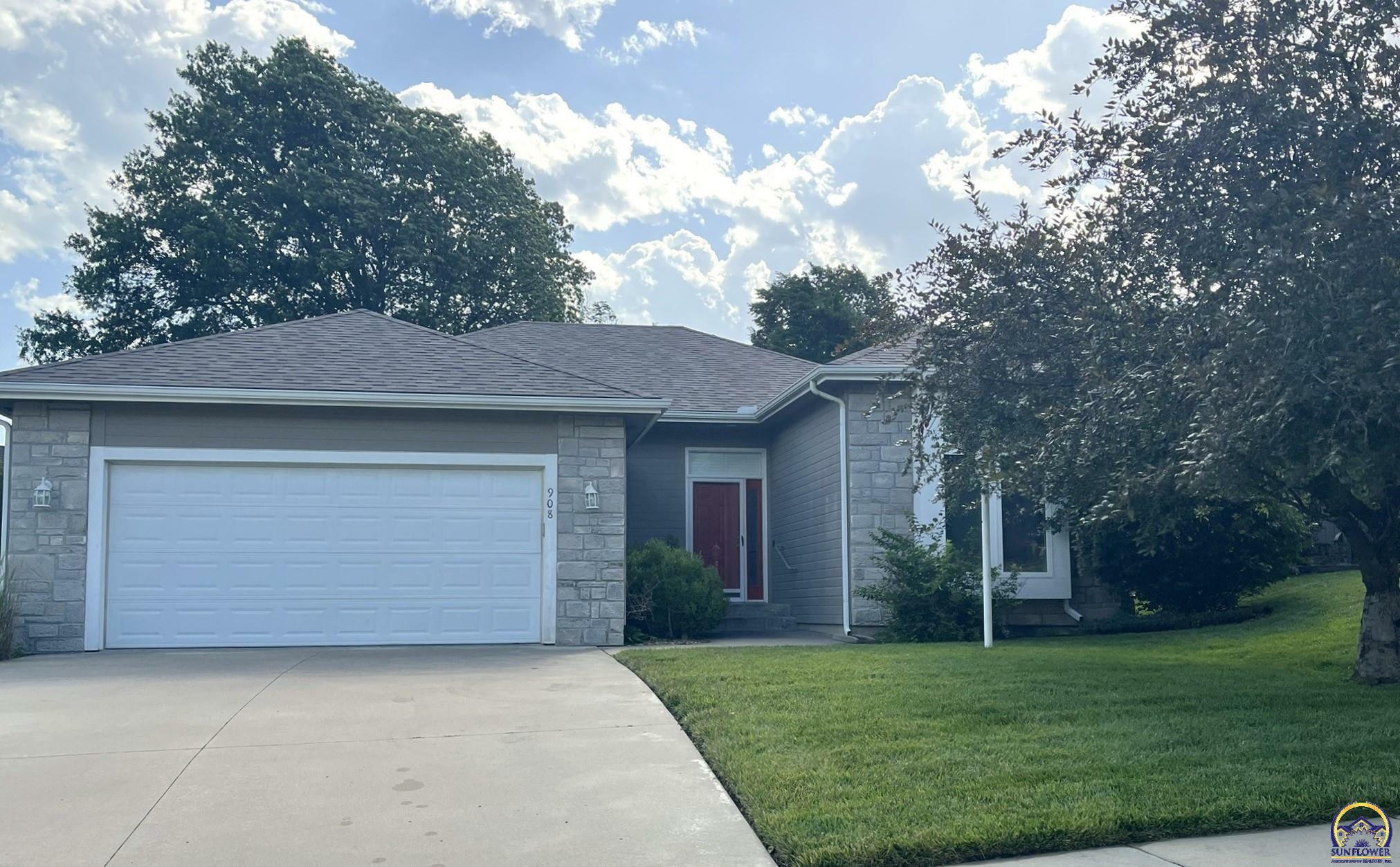 Property Photo:  908 SW Woodbridge Ct  KS 66606 