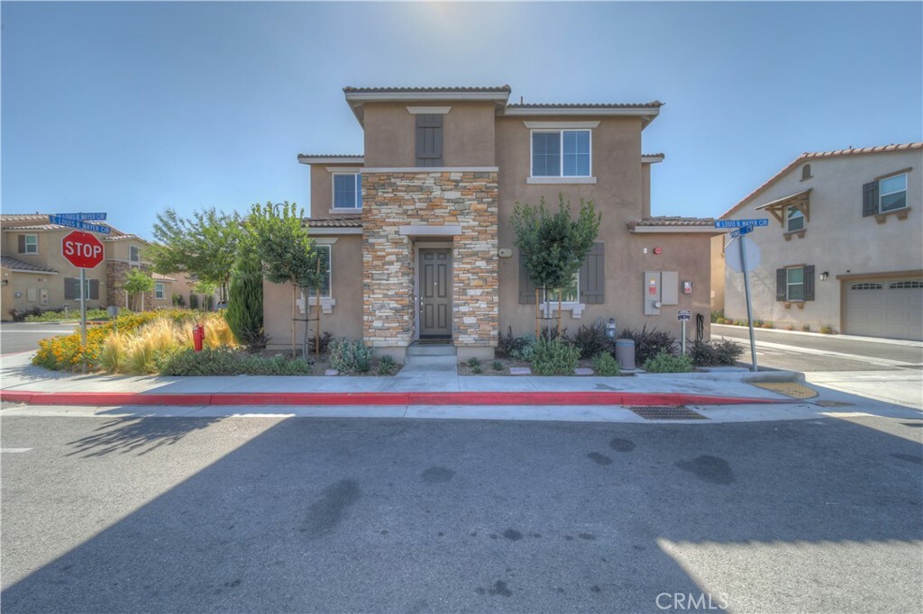 Property Photo:  121 Pine Court  CA 92571 