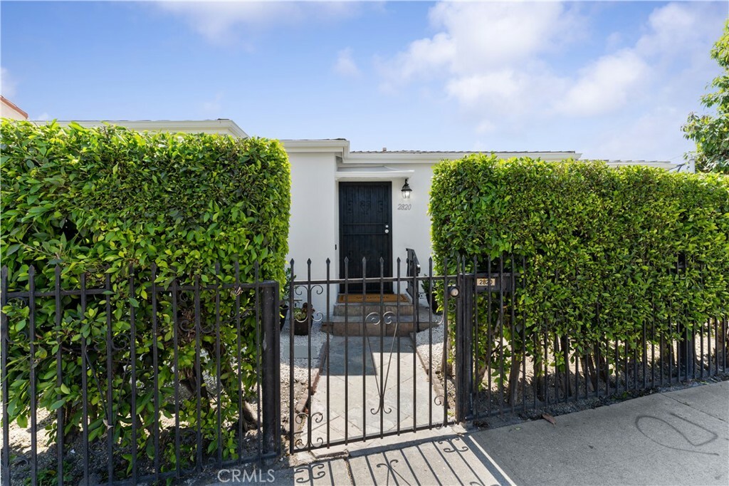 Property Photo:  2820 S La Brea Avenue  CA 90016 