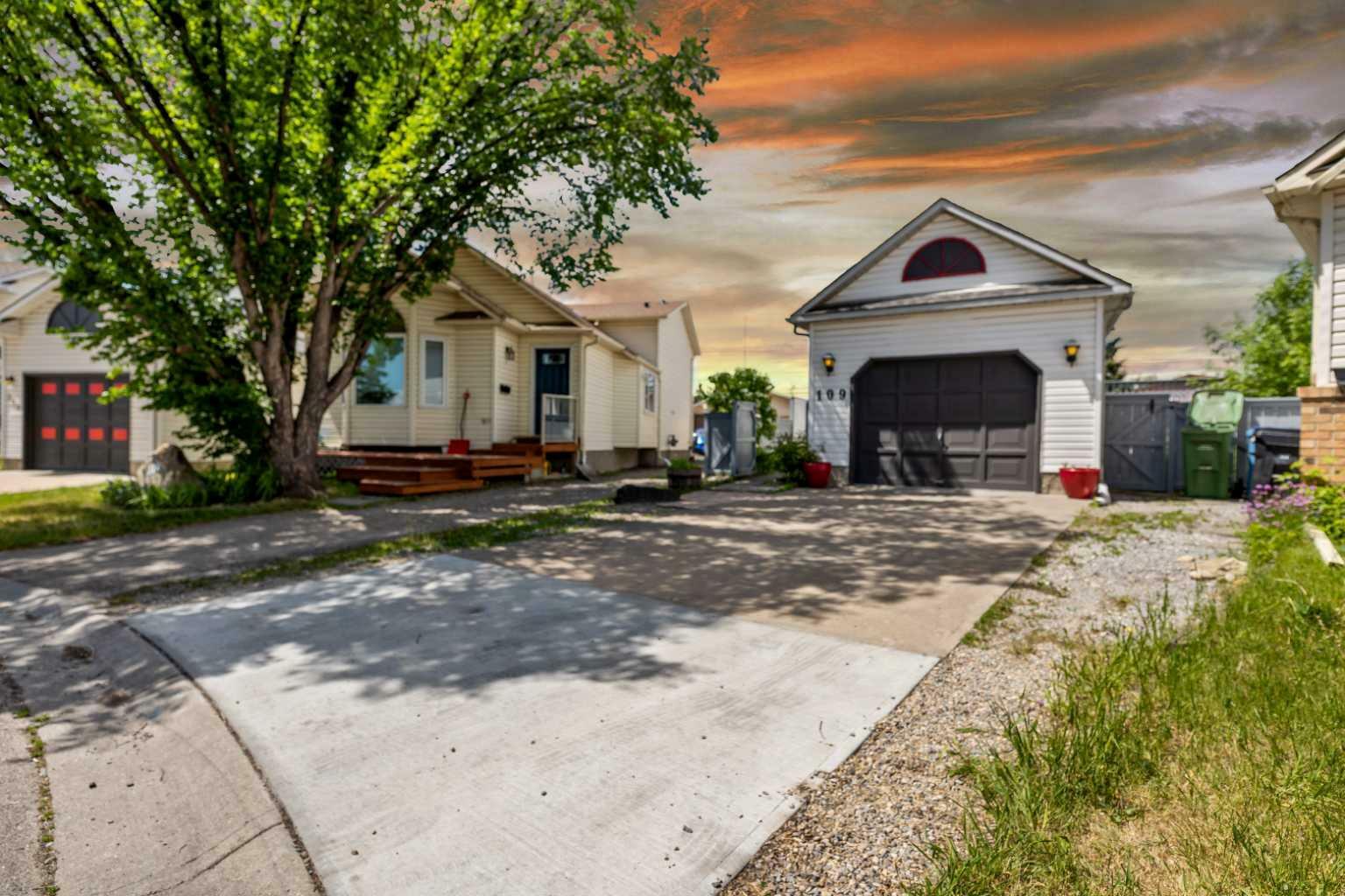 Property Photo:  109 Hunterhorn Crescent NE  AB T3K 6H5 