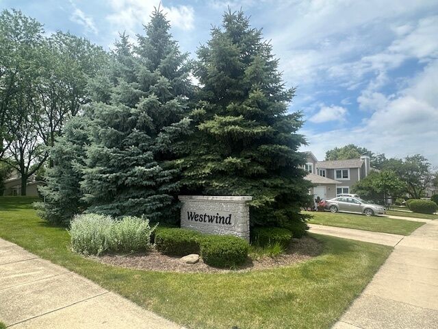 Property Photo:  260 Tamarack Drive  IL 60108 