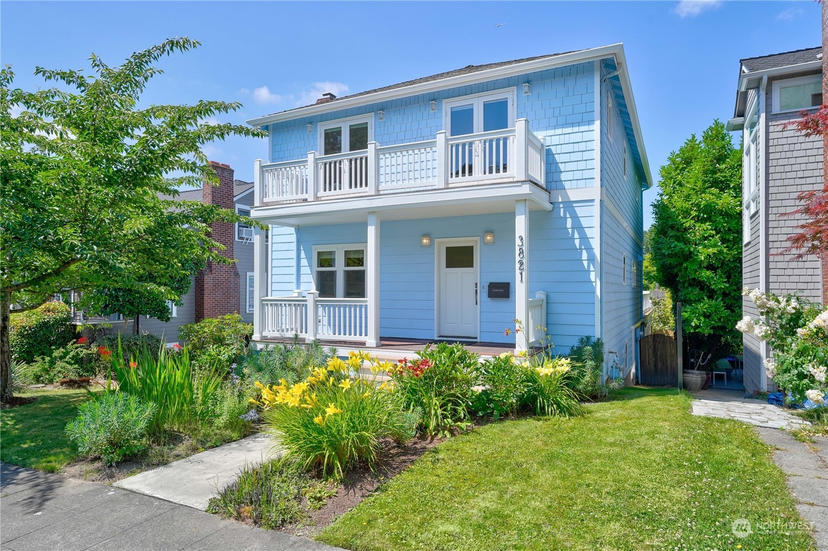 Property Photo:  3821 42nd Avenue NE  WA 98105 