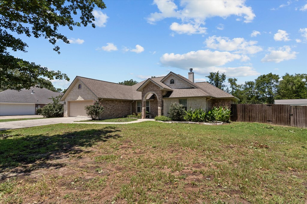 Property Photo:  324 Ashwood Bend  TX 75904 