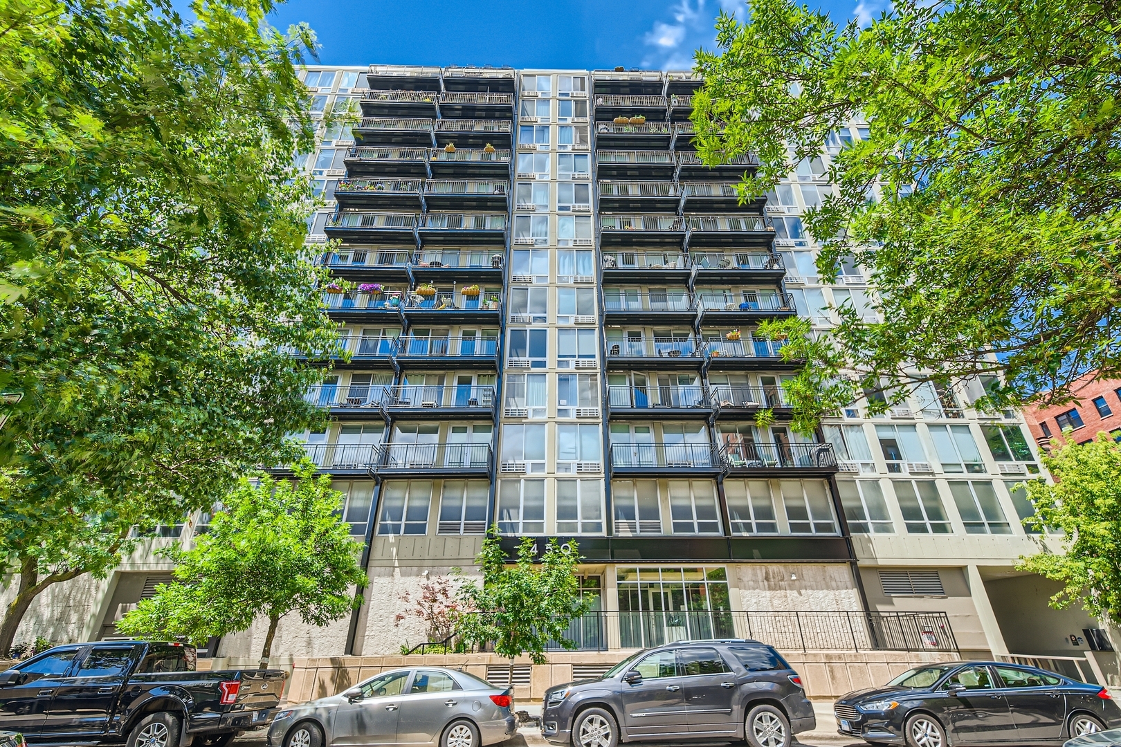 Property Photo: 450 W Briar Place 5F IL 60657