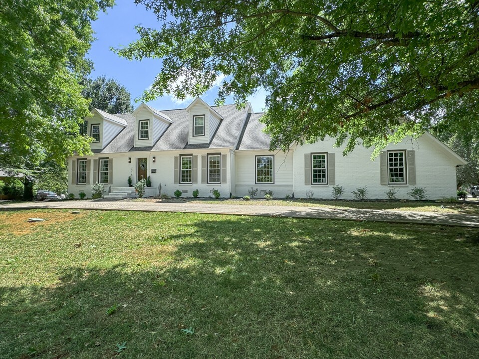 Property Photo:  2215 Londonderry Dr  TN 37129 