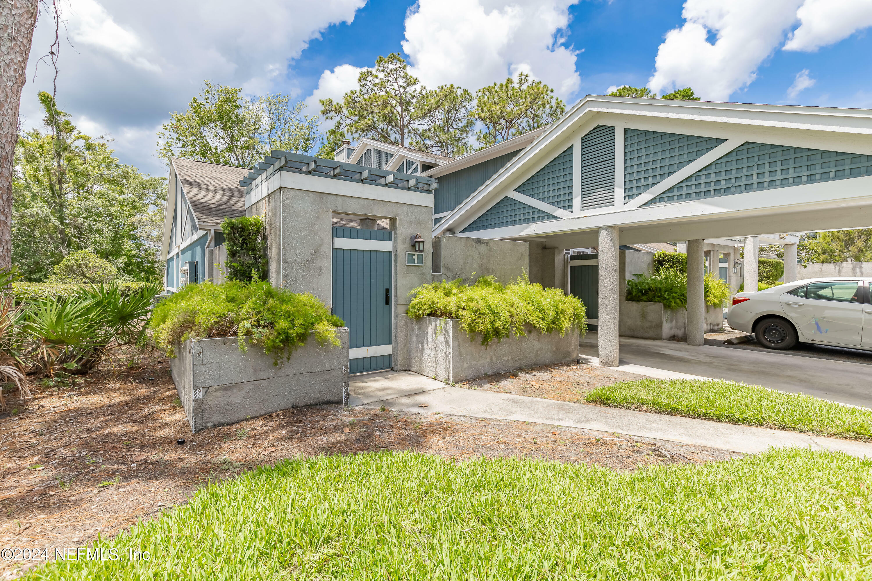 Property Photo:  8118 Baymeadows Circle E 1  FL 32256 