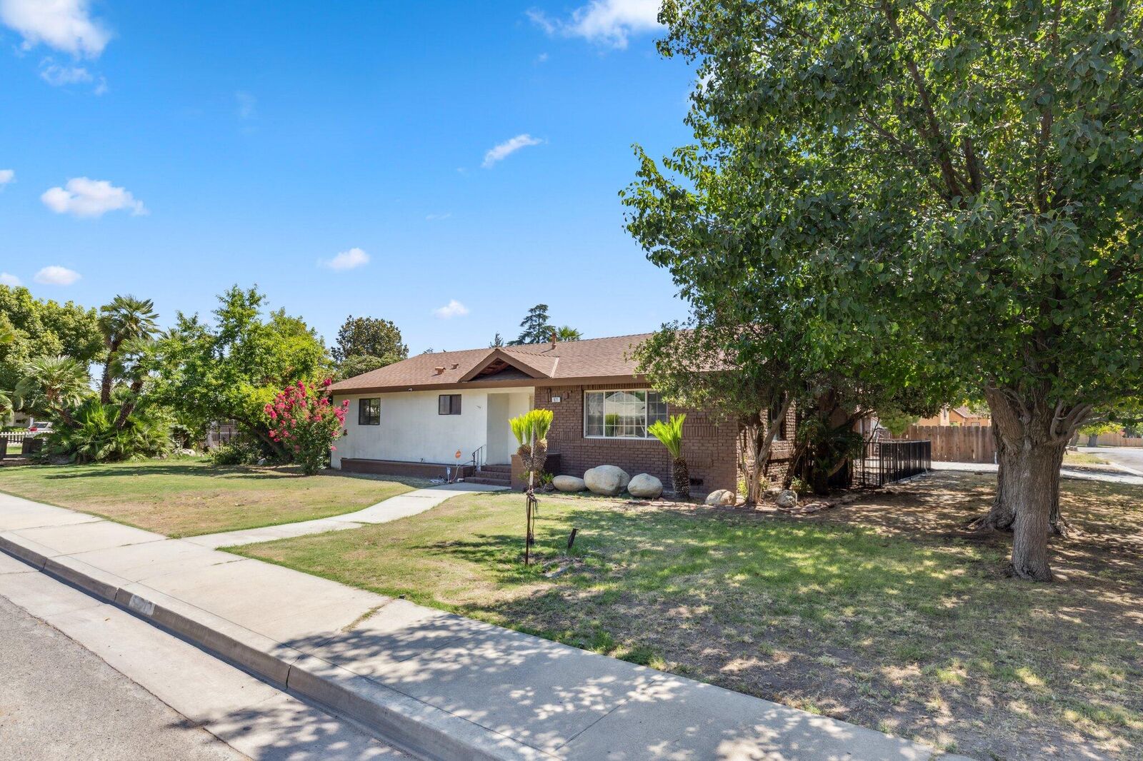 Property Photo: 921 Estes Avenue CA 93212