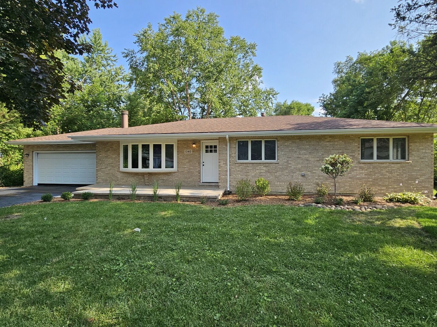 Property Photo: 1340 Sioux Court IL 60451