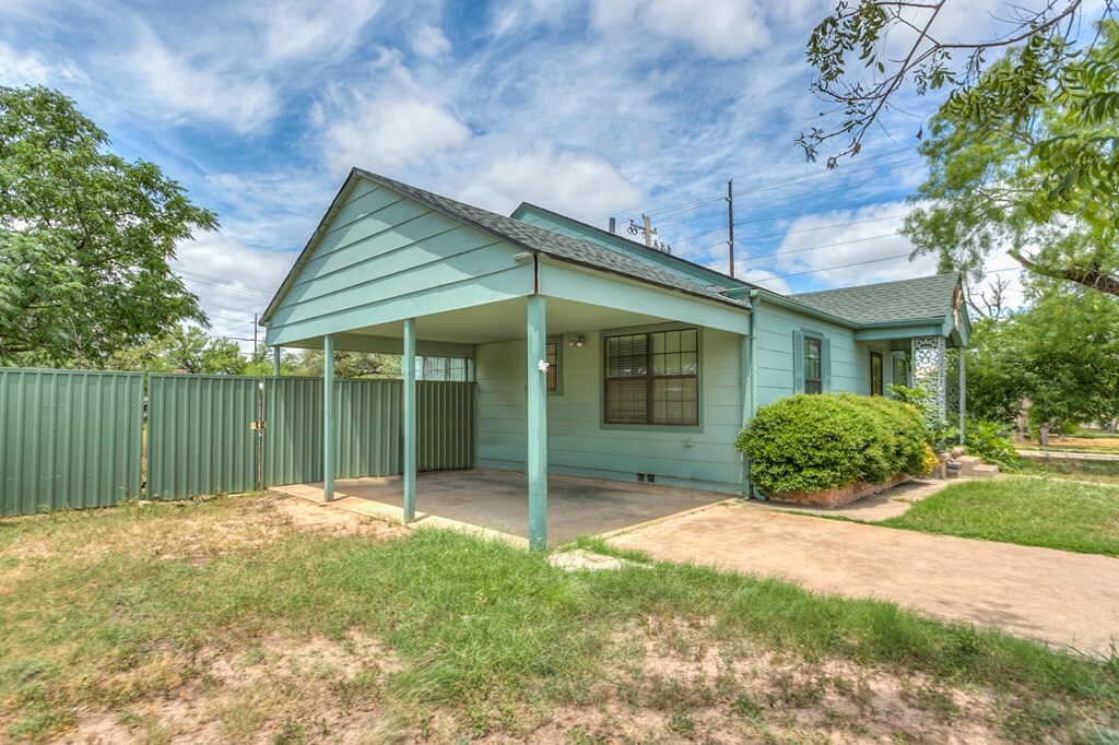 Property Photo:  621 N Bishop St  TX 76901 