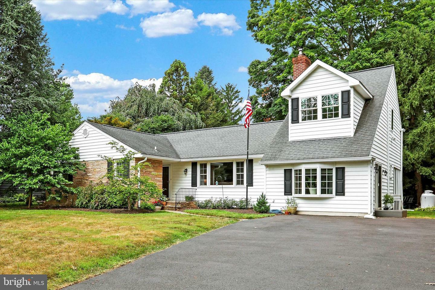 Property Photo:  11 Tudor Lane  PA 19067 