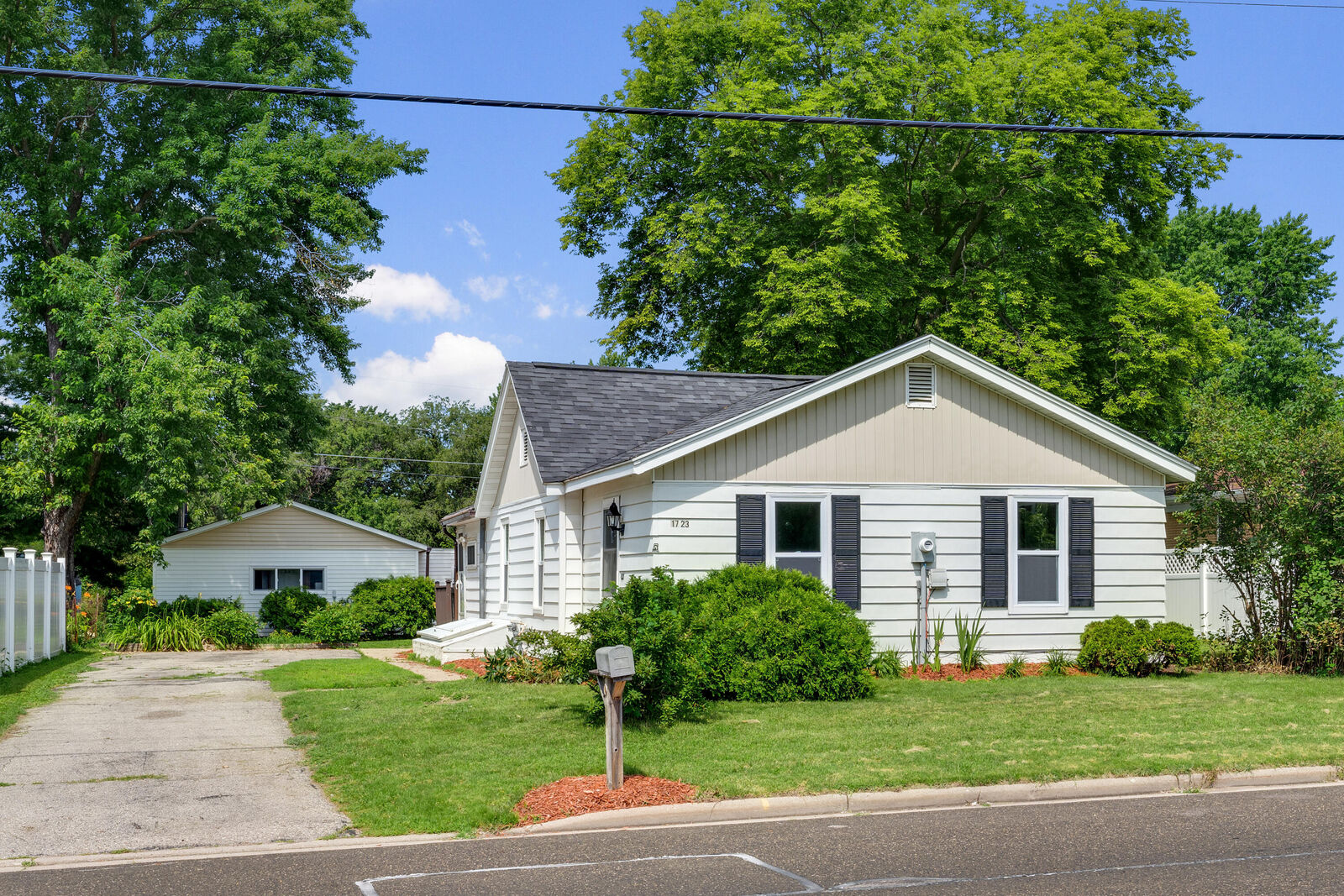 Property Photo:  1723 Bainbridge St  WI 54603 