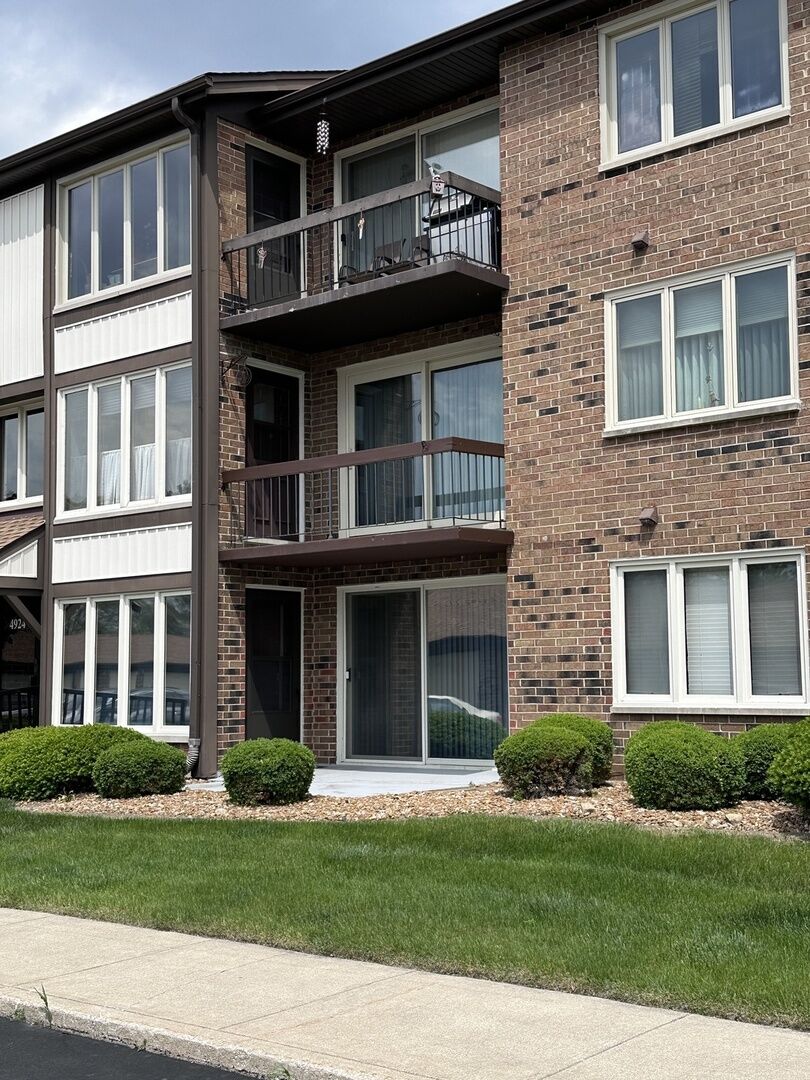 Property Photo:  4924 Circle Court 408  IL 60418 