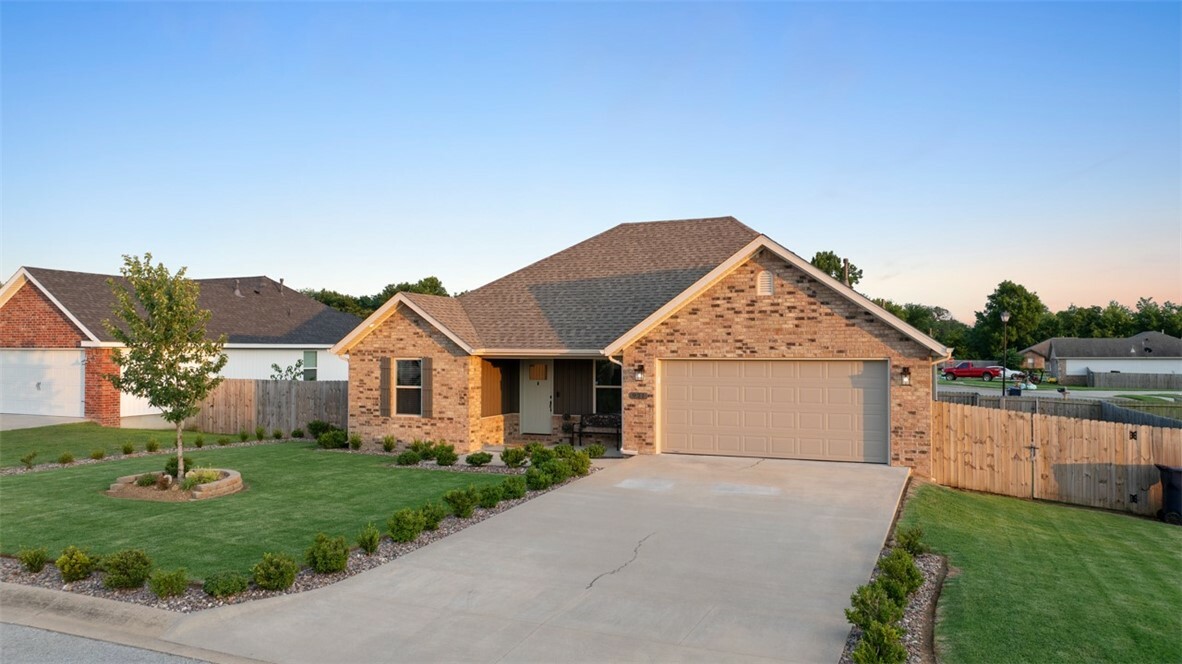 Property Photo:  921 Seabiscuit Drive  AR 72753 